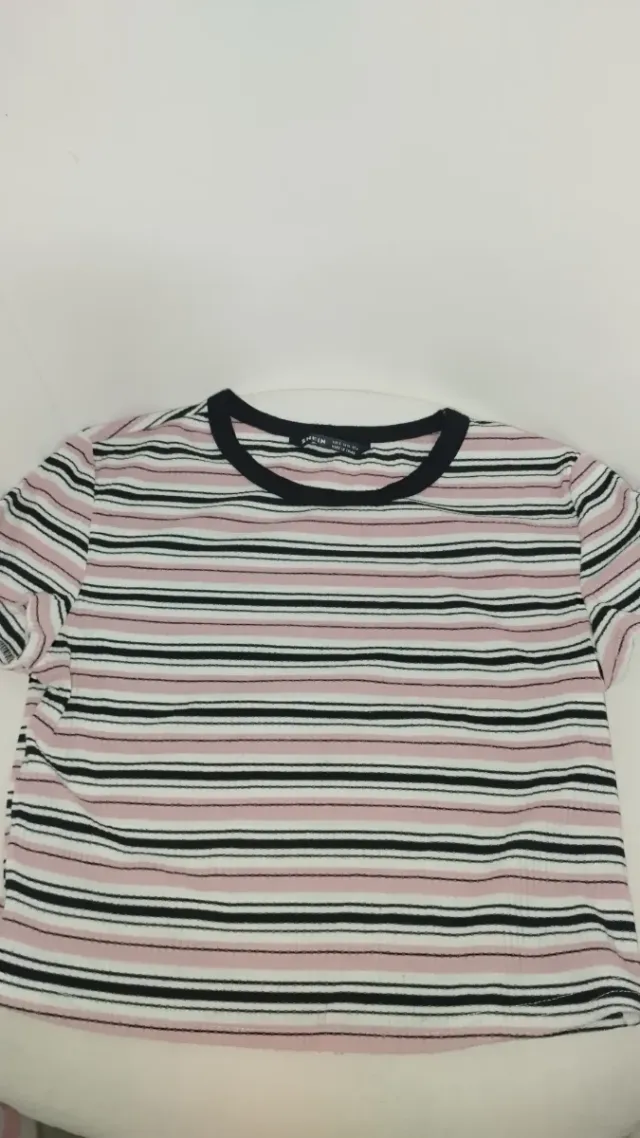 Camiseta de rayas rosa y negra
