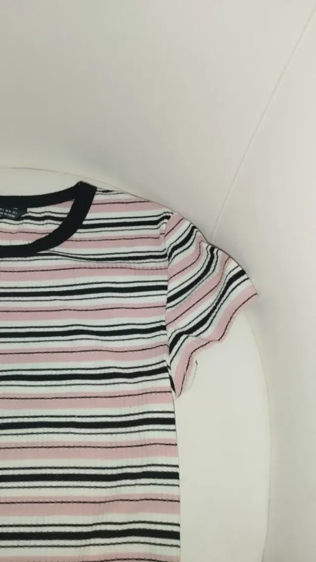 Camiseta de rayas rosa y negra
