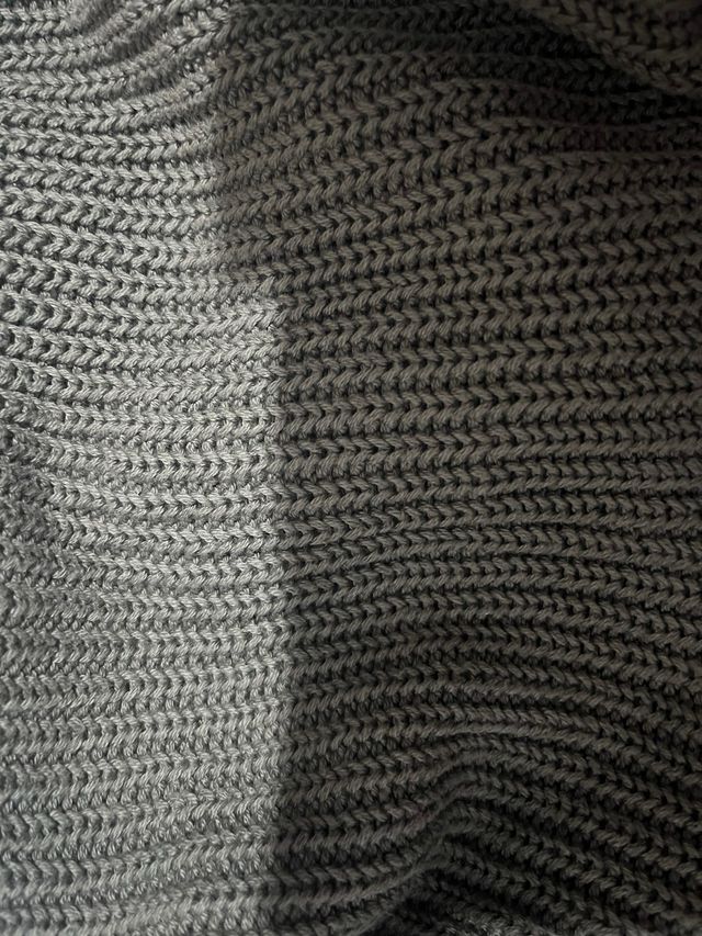 Jersey verde de punto con hombros descubiertos