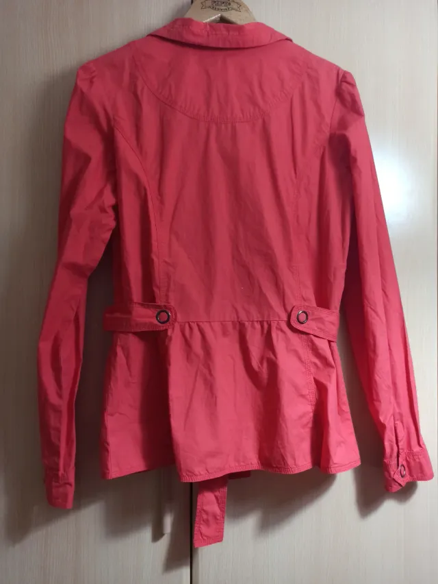 Chaqueta cortaviento color coral