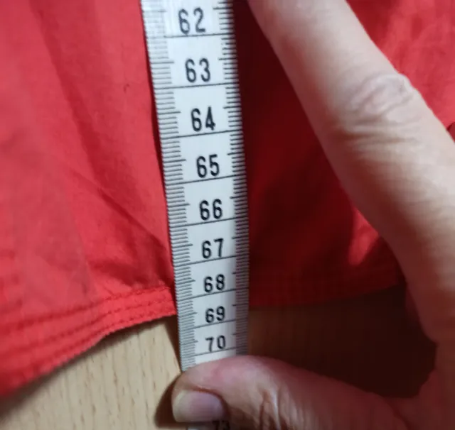 Chaqueta cortaviento color coral