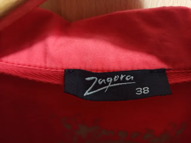 Chaqueta cortaviento color coral