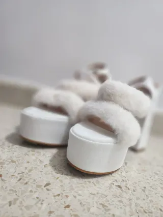 Zapatos blancos con plataforma y pelo