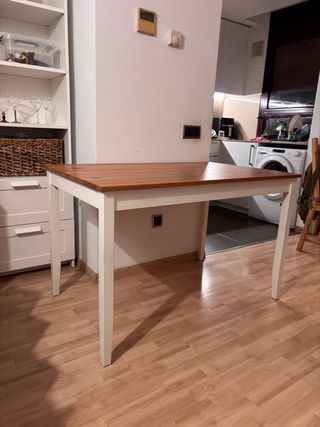 Mesa de comedor de madera