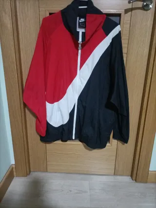 Cazadora Nike Roja y Negra