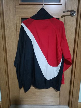 Cazadora Nike Roja y Negra