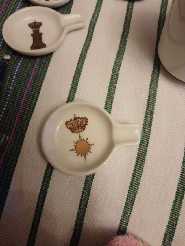 Ceniceros con escudo militar