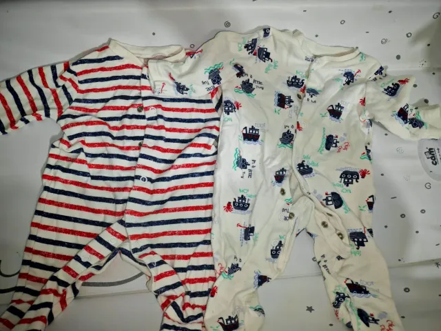 Pijamas de bebé a rayas y con barcos