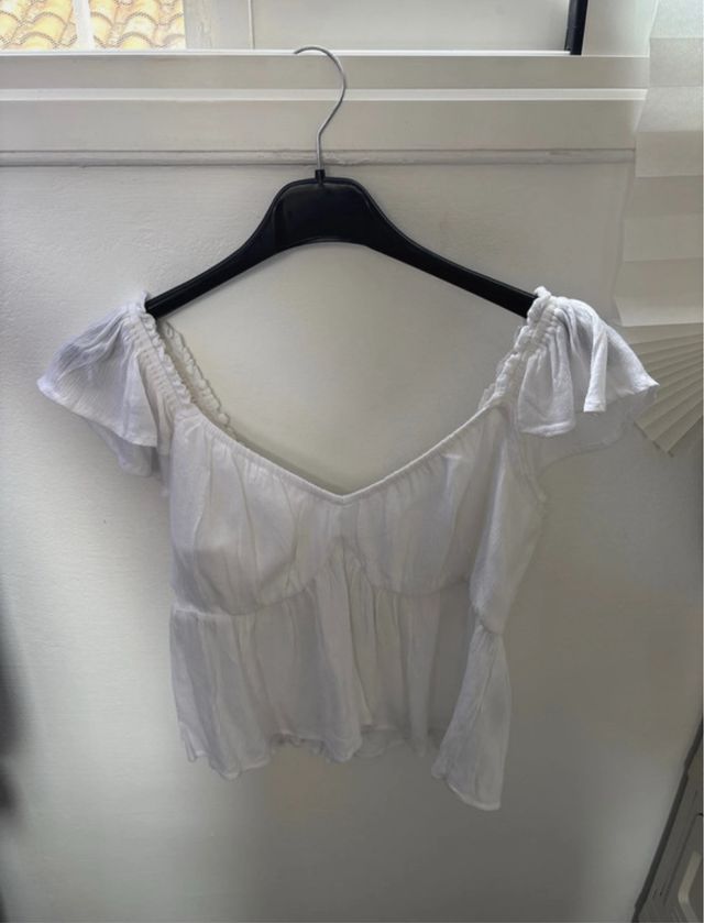 Blusa blanca escotada con volantes