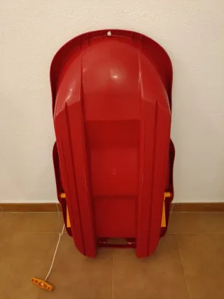 Trineo rojo con cuerda y asa. 
Para niños. 
