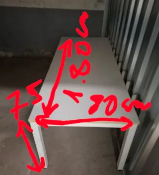 Mesa de escritorio blanca de madera