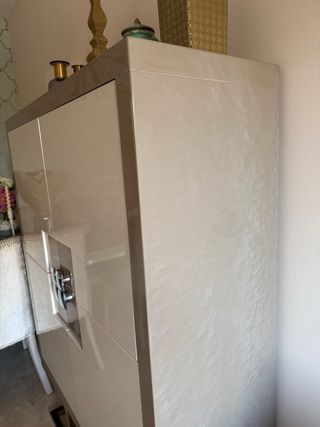 Precioso aparador en alto brillo caviar y beige