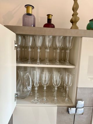 Precioso aparador en alto brillo caviar y beige