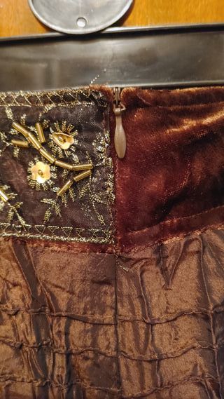 Falda marrón talla S con bordados