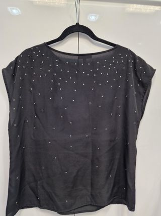 Top negro con cristales plateados