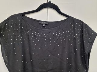 Top negro con cristales plateados