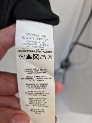 Top negro con cristales plateados