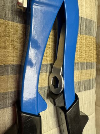 Remachadora CCLIFE con remaches y brocas