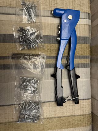 Remachadora CCLIFE con remaches y brocas