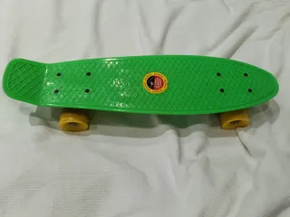 Monopatín verde para niños