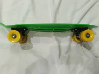 Monopatín verde para niños