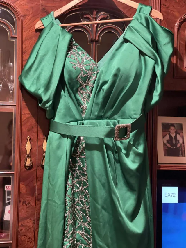 Vestido verde elegante con pedrería