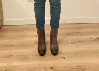 Botines de piel marrón con tacón.