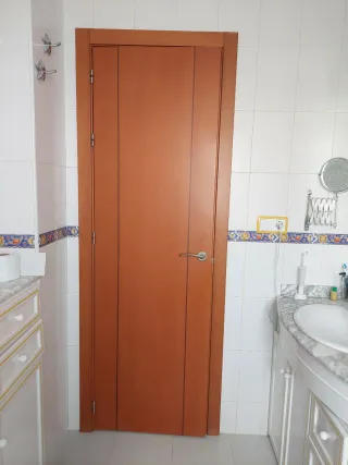 Puerta interior madera con abertura a la derecha.