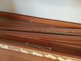 Puerta interior madera con abertura a la derecha.