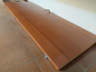 Puerta interior madera con abertura a la derecha.