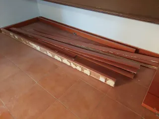 Puerta interior madera con abertura a la derecha.