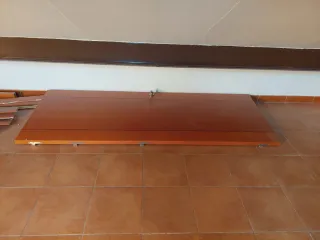 Puerta interior madera con abertura a la derecha.