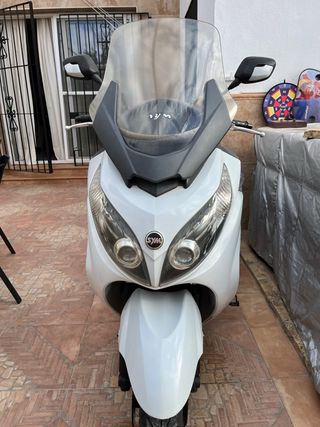Moto Scooter SYM Blanca 600 CC con ABS. solo 10000