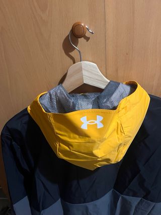 Cortavientos Under Armour Amarillo y Gris