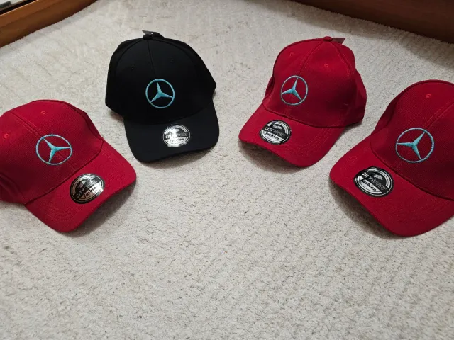 Gorras Mercedes-Benz (Negra y Rojas)