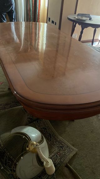 Mesa de comedor de madera elegante