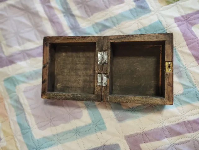 Caja de madera tallada joyero