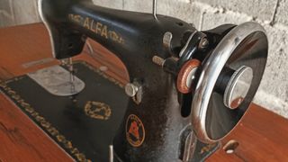 Máquina de coser antigua ALFA