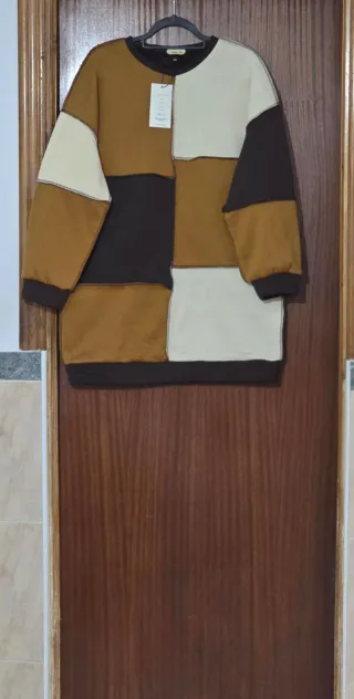 Vestido-Sudadera de bloques en tonos tierra.