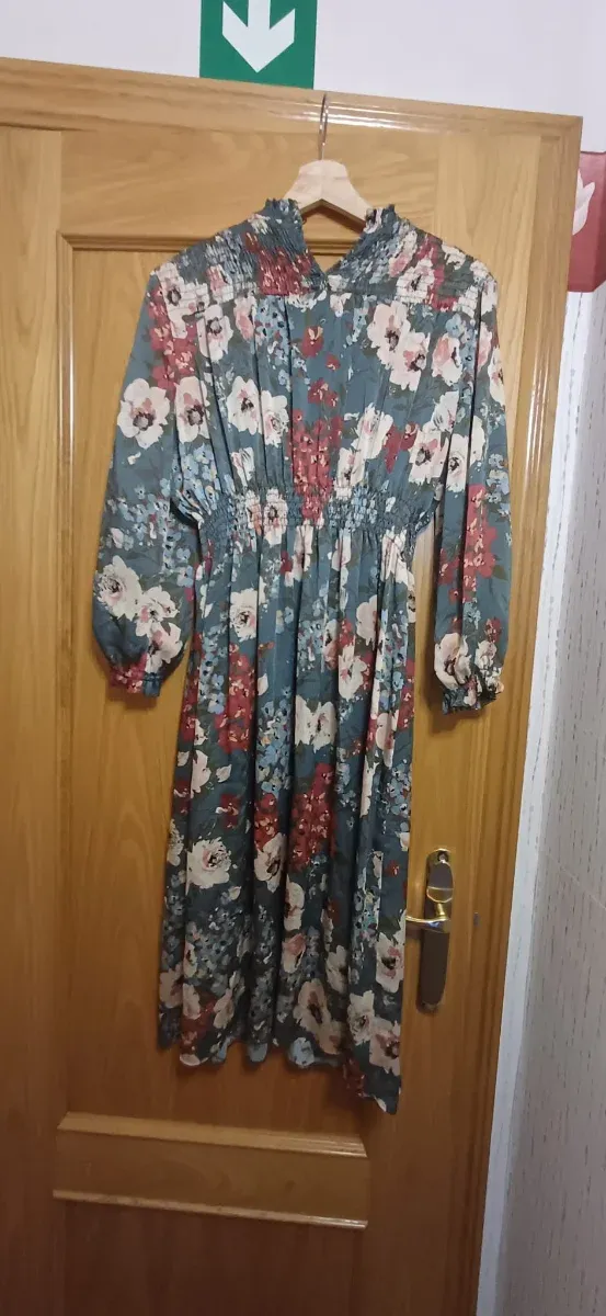 Vestido floral manga bajo el.codo tela sedosa midi