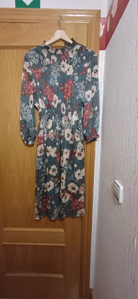 Vestido floral manga bajo el.codo tela sedosa midi