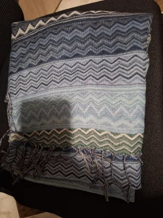 Chal azul y multicolor con diseño zig-zag