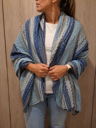 Chal azul y multicolor con diseño zig-zag