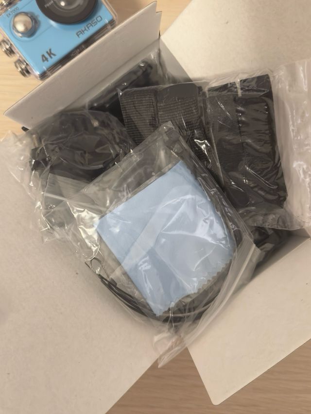 Akaso EK7000 4K. cámara deportiva + accesorios