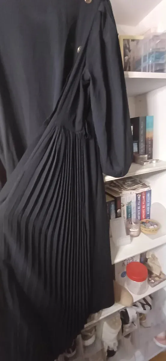 Vestido negro con plisados de.crepe midi cinturón