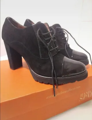 Zapatos negros con cordones y tacón