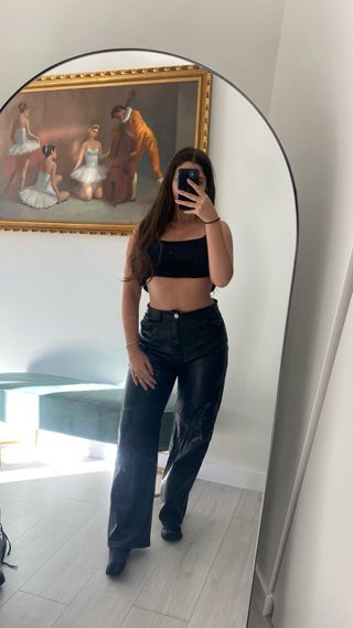 Pantalón efecto cuero Bershka negro