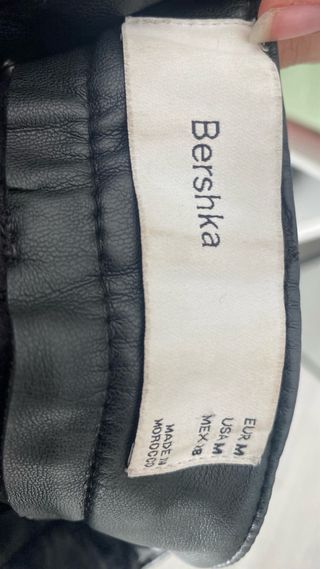 Pantalón efecto cuero Bershka negro