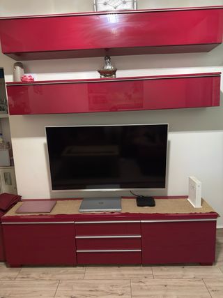 Mueble TV rojo y plateado