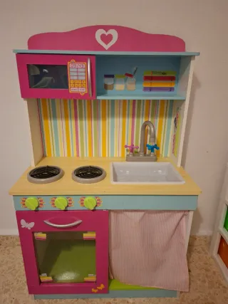 Cocinita de juguete rosa y azul